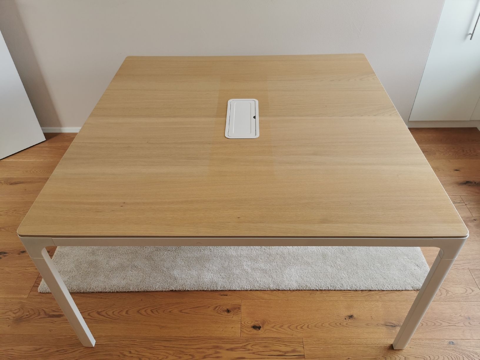 Ikea Scrivanie: IKEA Schreibtisch mit Kabelmanagement 140x140 – Usato da Schüpfheim venduto da sandrabieri_90 1