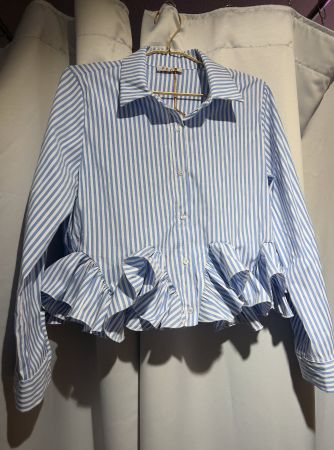Gestreifte Bluse mit Volants hellblau/weiss
