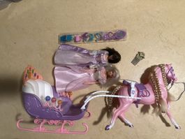 Ensemble 2 Barbie avec calèche, cheval et accessoires 