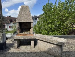 Gepflegter Steingrill mit Sitzbank - Sommer kann kommen!