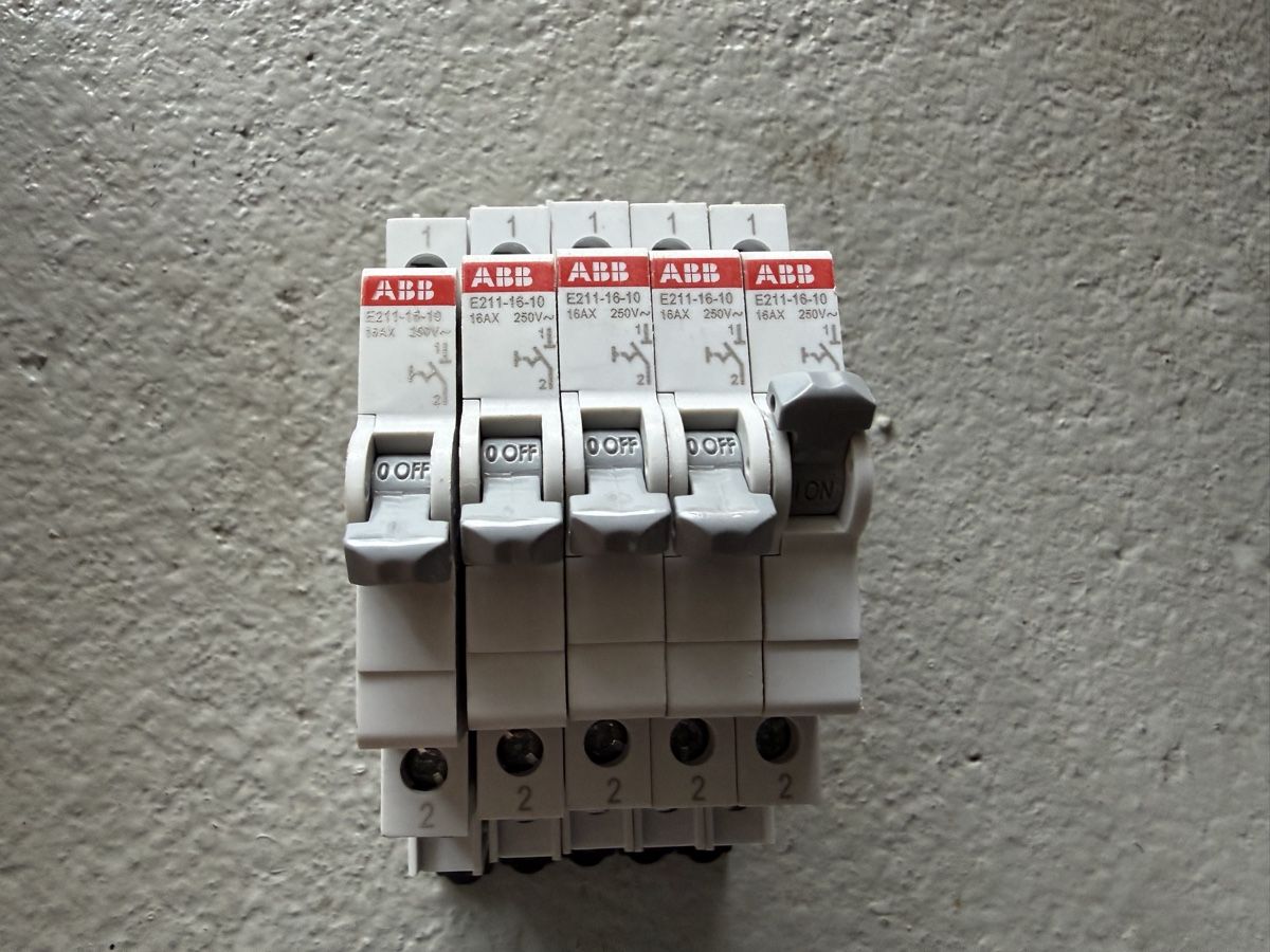 ABB Elektrotechnik: Divers disjoncteurs et contacts  – Gebraucht aus Court von Sam771 5