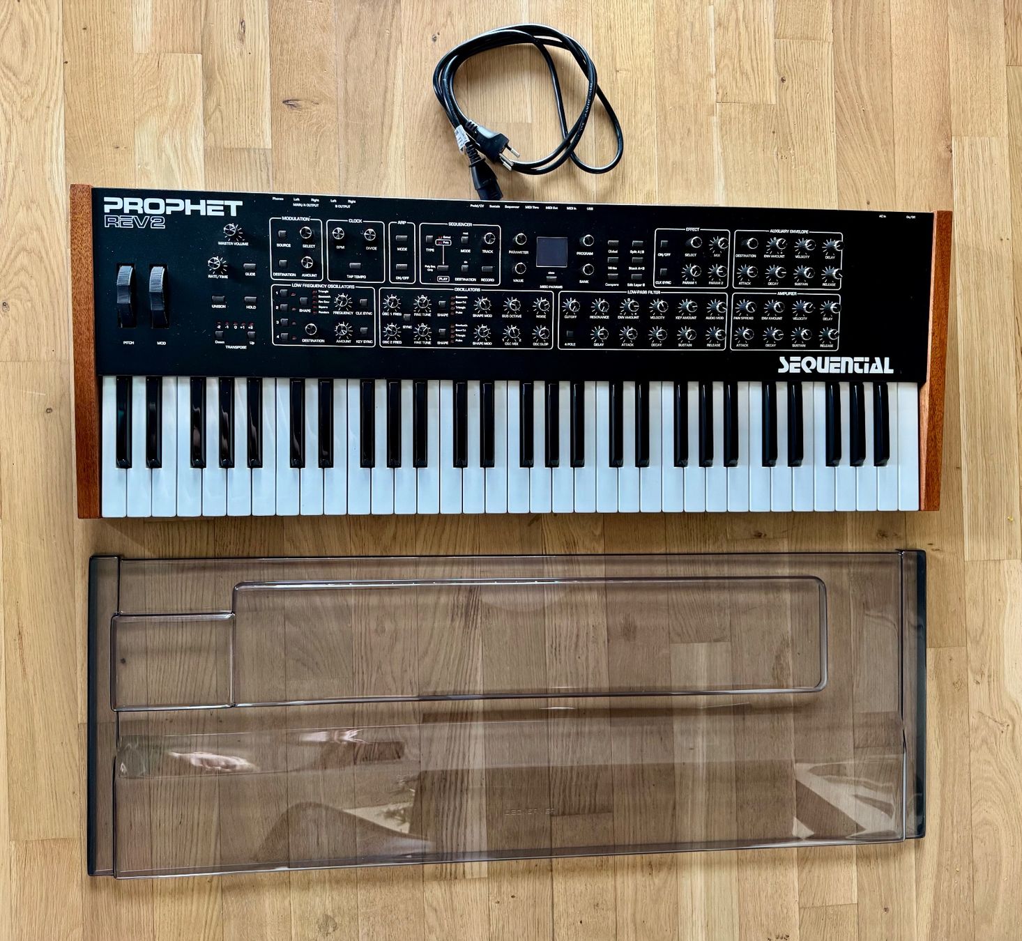 Sequential Strumenti musicali: Sequential Prophet Rev2 8V Synthesizer + Hardcase + Cover – Nuovo (secondo la descrizione) da Zürich venduto da synthini 2