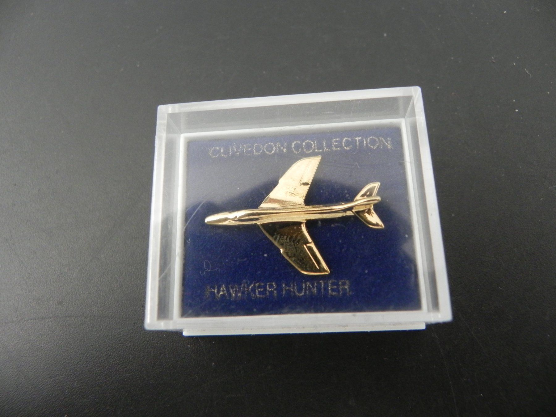 Broschen & Nadeln: Flugzeug - Avion - Clivedon Collection - Hawker Hunter – Gebraucht aus Biel/Bienne von Gogolozi