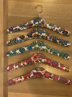 Lot de 5 cintres vintage multicolores, uniques et stylés.