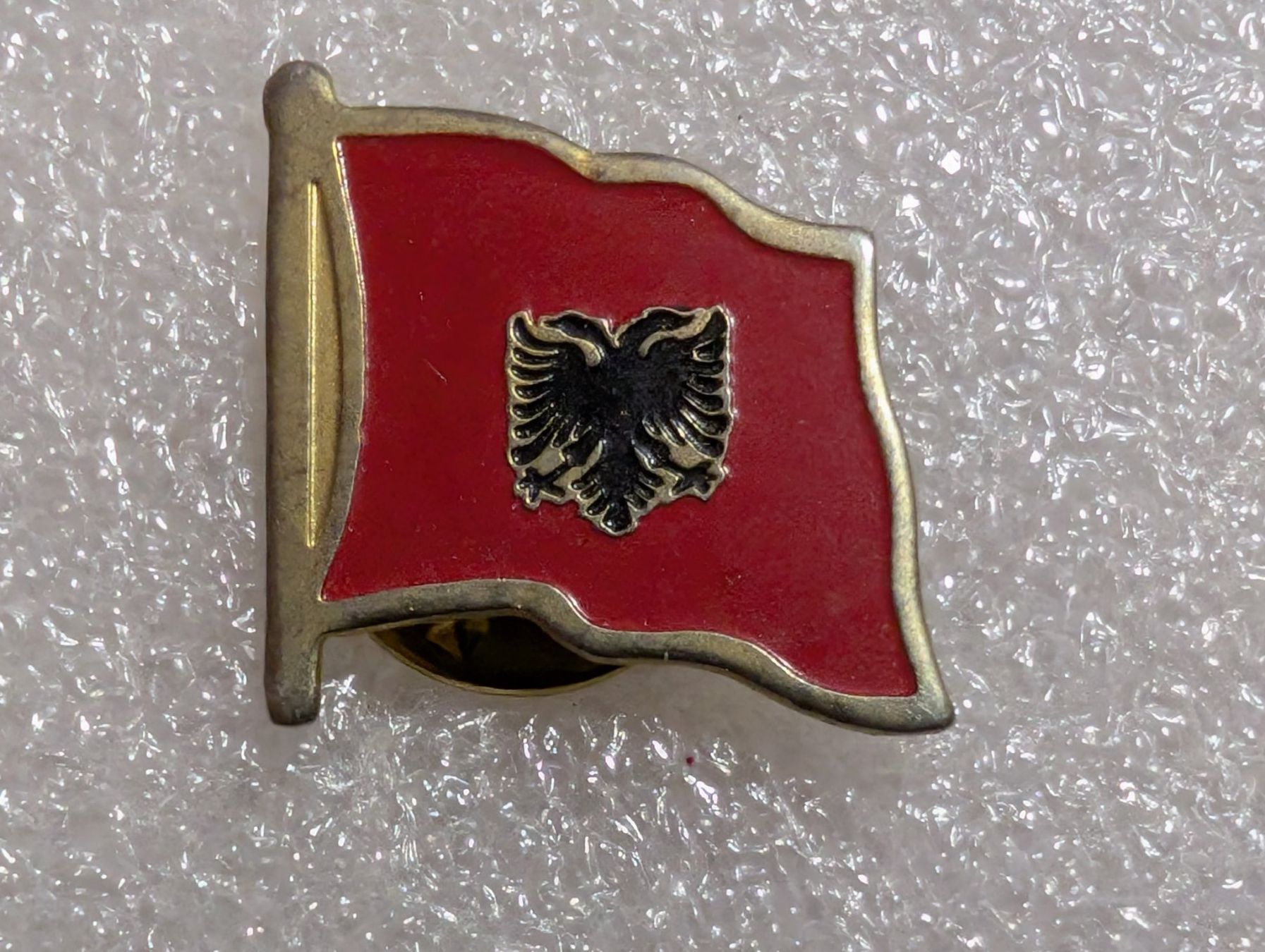 Placchette & Badge: Ansteckpin 220: Flagge – Usato da Oppligen venduto da Pin-Fall-Shop