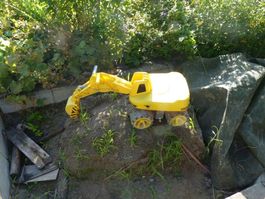 Gelber Bagger, Kinderspielzeug für den Sandkasten.