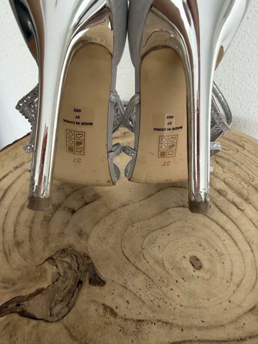 Guess Damenschuhe: GUESS Strass High Heels Silber Gr. 37 – Gebraucht aus Hägglingen von Raff_Ella 9