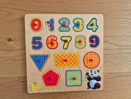 Puzzle aus Holz mit Zahlen und Formen