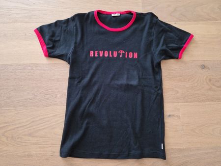T-Shirt Revolution von Switcher Serie Schweiz schwarz/rot S