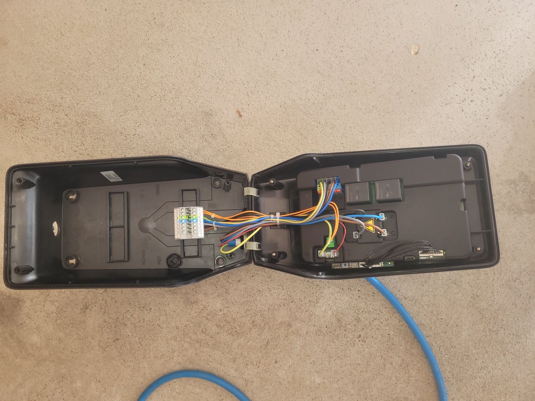 Mennekes Batterie-Ladegeräte: Borne de recharge voiture – Gebraucht aus Villarbeney von caline56 2