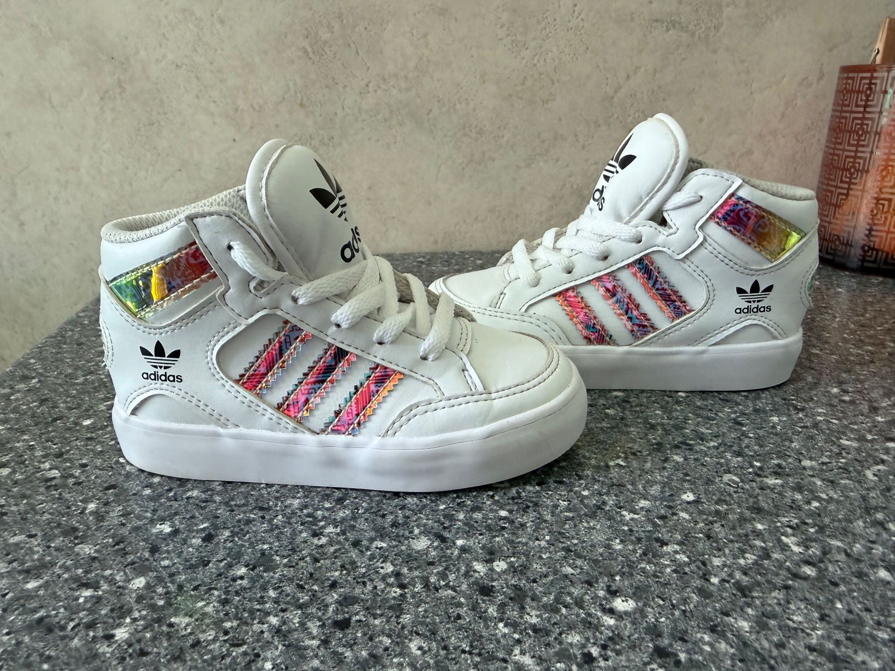 Adidas Chaussures filles: Adidas Kinder Halbschuhe weiss Grösse 25 – D'occasion à Basel par rol_x6gc 1