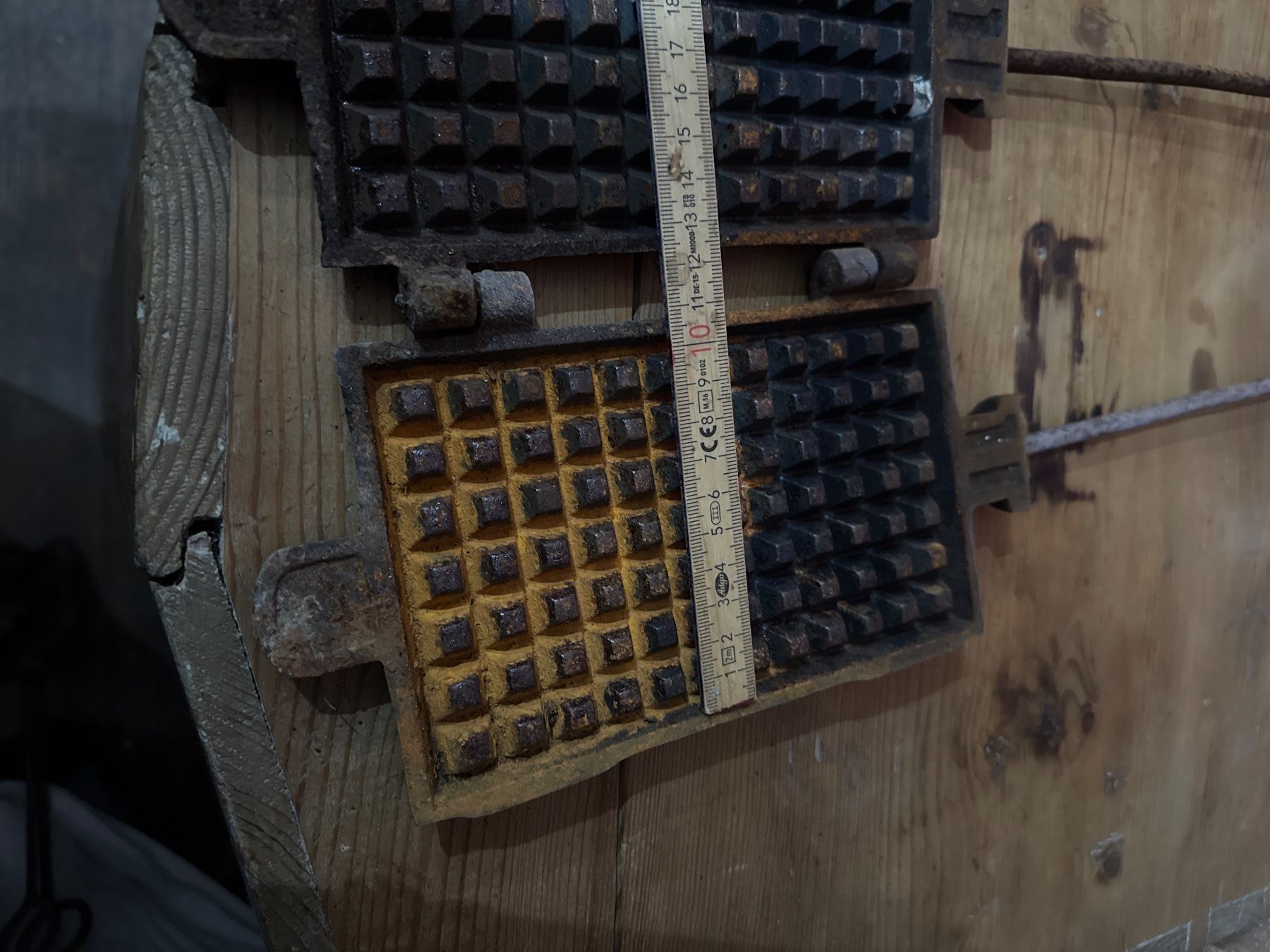 Teglie da forno: Gaufrier ancien en fonte – Usato da Lajoux JU venduto da Briard0 1