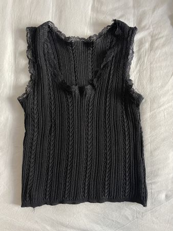 schwarzes Tanktop mit Häkelmuster