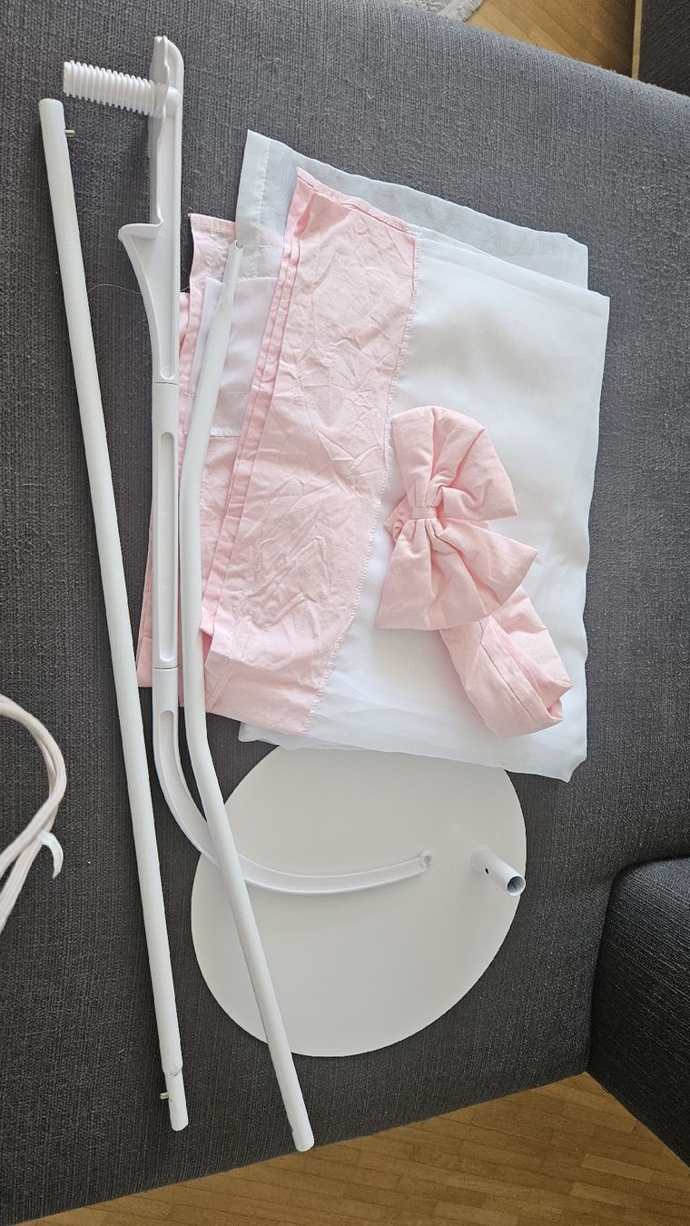 Vorhänge: Kinderbett Himmel Set mit Ständer rosa/weiss – Gebraucht aus Zürich von bonsab74