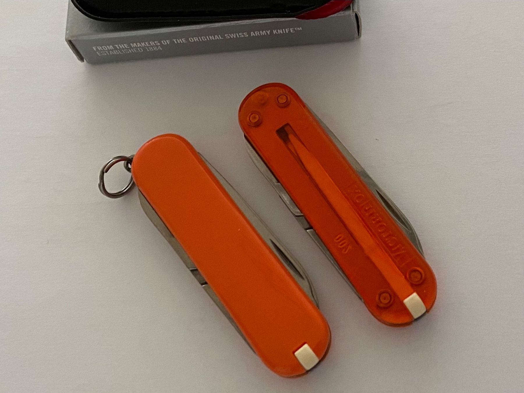 Victorinox Coltelli tascabile: Victorinox Classic Mango u Mango/Orange transp Mini Couteau – Nuovo e nell'imballaggio originale da Zürich venduto da ArizonaNevada 5