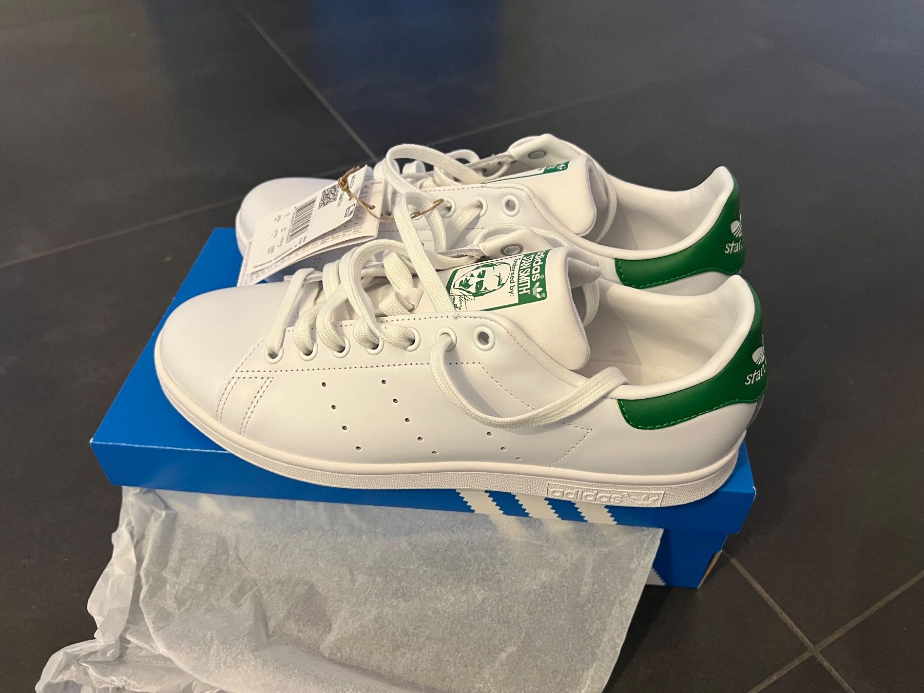 Adidas Scarpe da uomo: Paire de Stan Smith neuve – Nuovo e nell'imballaggio originale da Montmollin venduto da ear_y77v 1