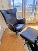 2 fauteuils en cuir avec repose-pieds, style suédois