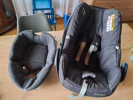 Maxi-Cosi mit NewBorn Einsatz und Isofix Station