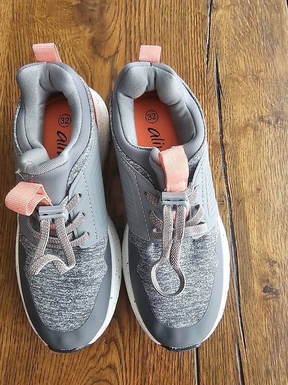 Chaussures garçon: Mädchen neue schuhe nr 32 – D'occasion à Grosshöchstetten par Qenko 1