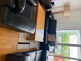 Schwarze Ledersofa
