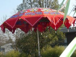 Neu: Sonnenschirme aus Indien - bestickt - rot
