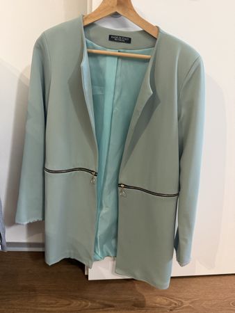 Moderner Damen-Longblazer in einem schönen Mintgrün. 