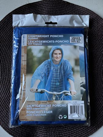 Poncho léger neuf sous emballage, idéal contre la pluie!
