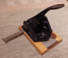 schwerer Locher, F. Soennecken, mit Distanzlehre