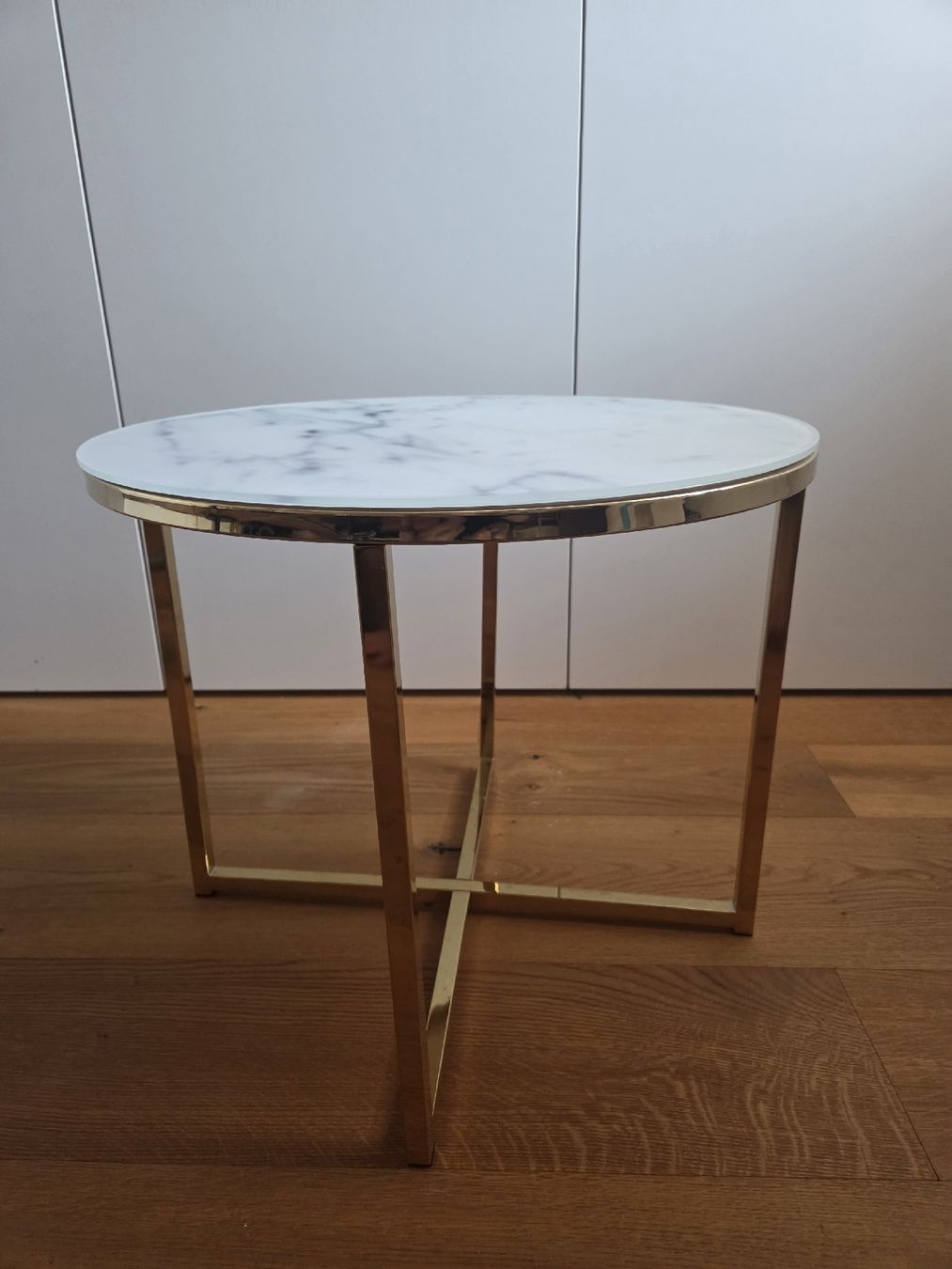 Tische: Runder Glas-Beistelltisch Marmoroptik gold – Gebraucht aus Mellingen von superwinter 3