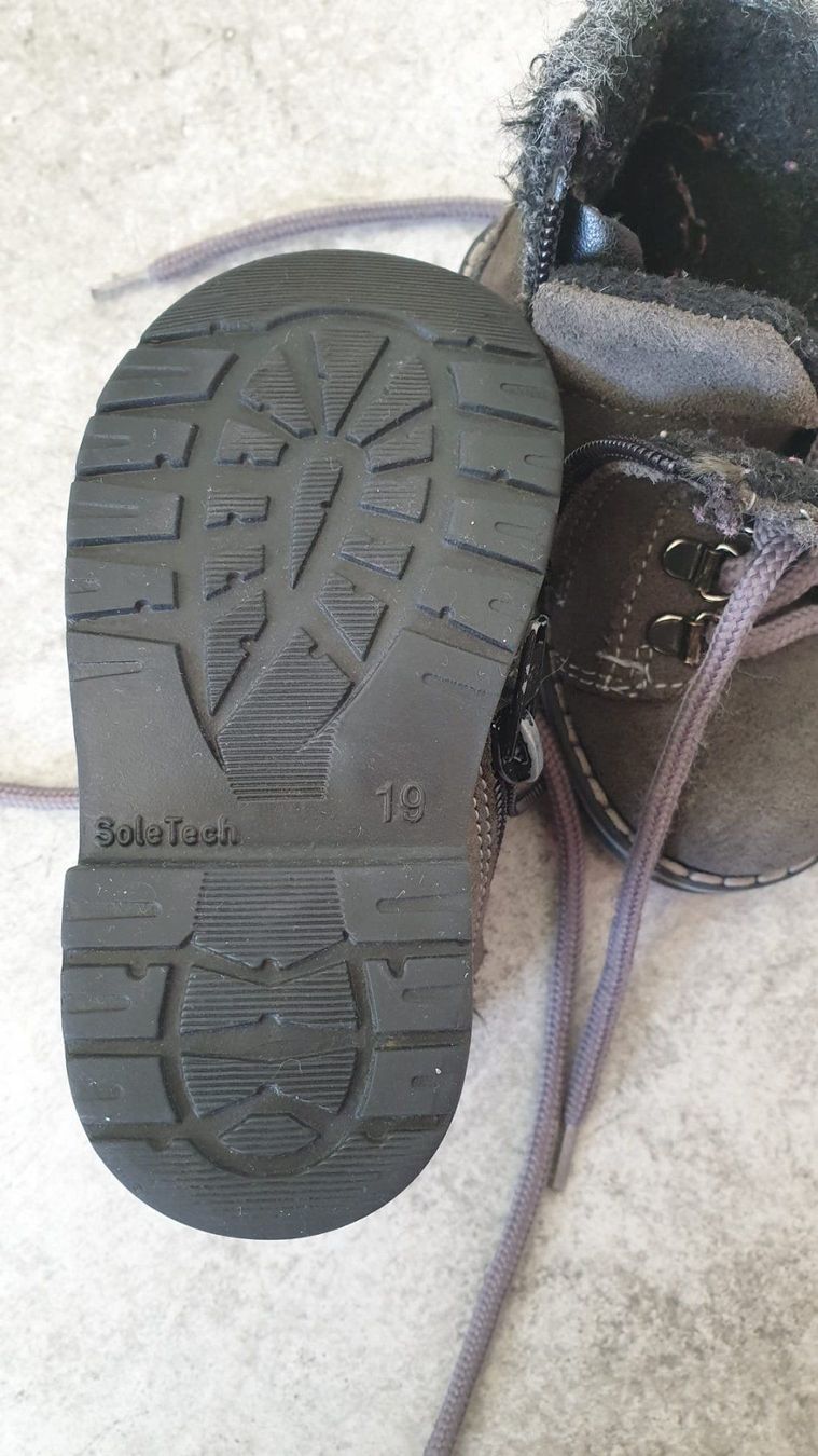 Schuhe für Mädchen: Chaussures bébé taille 19 – Gebraucht aus Le Noirmont von Guiguiguette 2