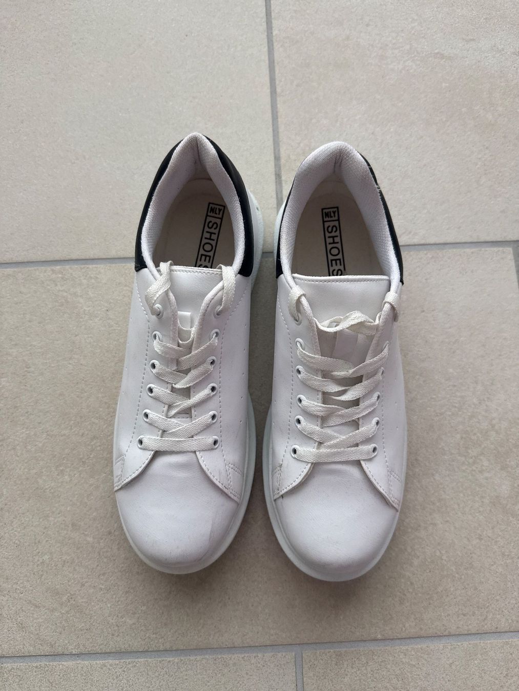 Scarpe da donna: Sneaker low - white/black – Usato da Meinisberg venduto da kara-mag 1