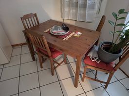 Tavolo da cucina con sedie