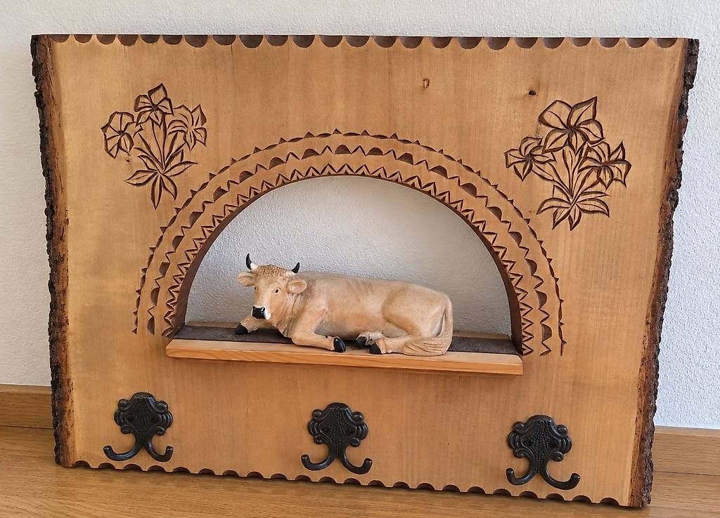 Guardaroba: Rustikale Holz-Garderobe mit geschnitzter Kuh – Nuovo e nell'imballaggio originale da Eggiwil venduto da WQ_Emmental