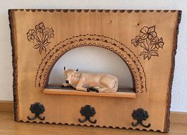 Rustikale Holz-Garderobe mit geschnitzter Kuh