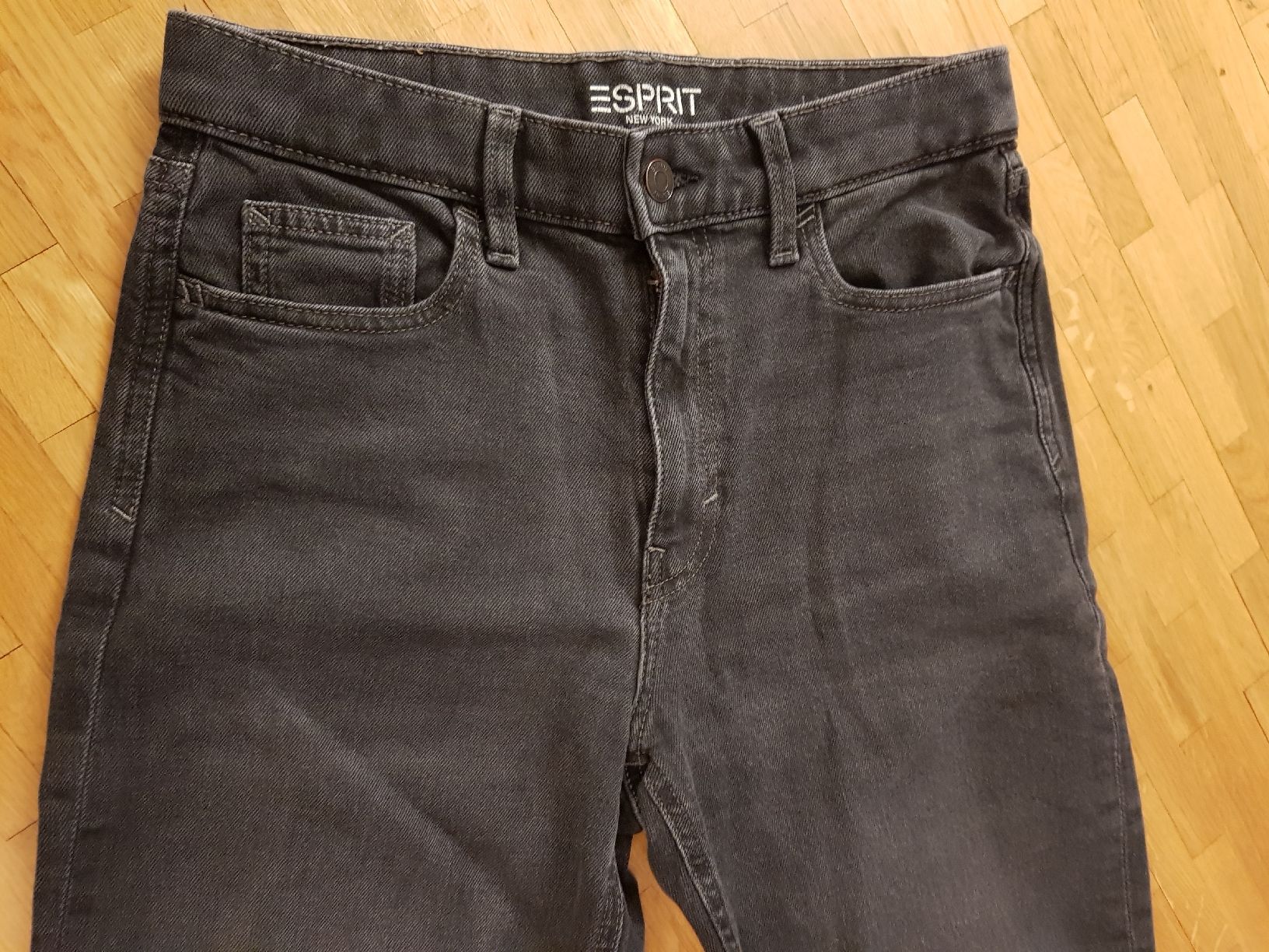 Esprit Jeans: Jean Mom Esprit gris, taille 27/28 neuf – Nuovo (secondo la descrizione) da Veyrier venduto da sosozizou 1