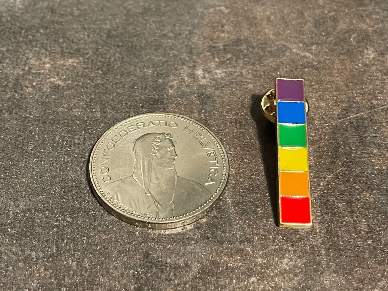Plaquettes & Badges: Regenbogen Pin – D'occasion à Biel/Bienne par bas_c8yf 1