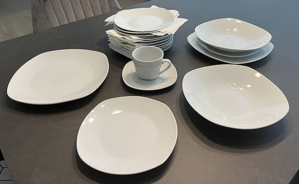 Set di piatti: 12 Teiliges Teller-/Tassen-Set neuwertig – Usato da Glattpark(Opfikon) venduto da isl_p9wq 2