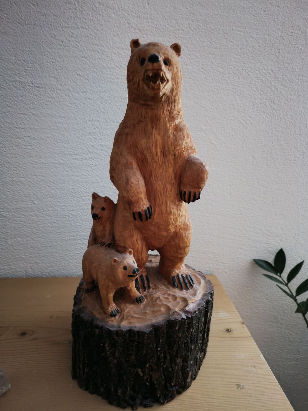 Statuette: Handgeschnitzte Bärenmutter mit zwei Jungen – Usato da Mels venduto da fiona77