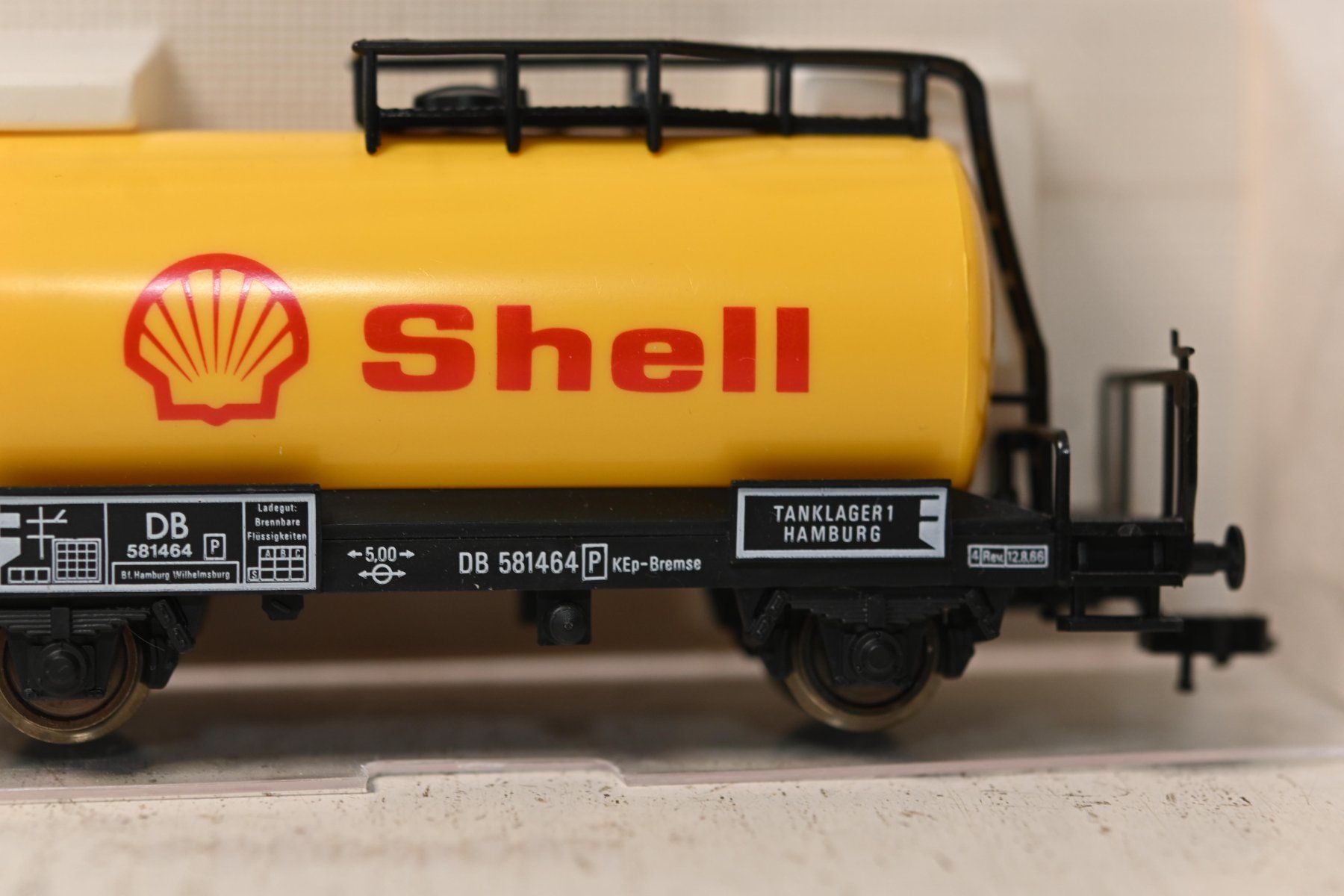 Fleischmann Modelleisenbahnen: Kesselwagen Shell Fleischmann HO/DC mit OVP – Gebraucht aus Laupen ZH von Zmoewe 2
