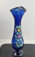 Mundgeblasene und handbemalte blaue Vase