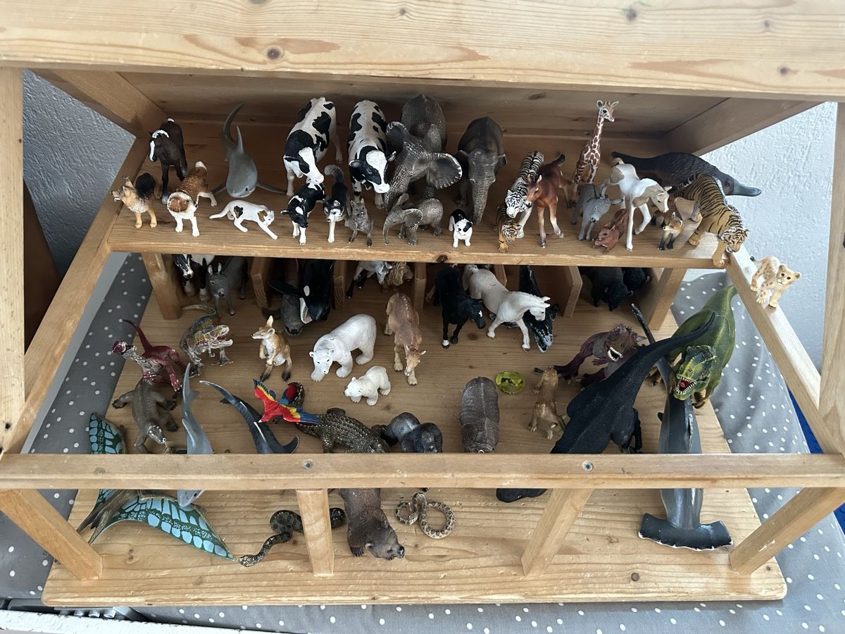Schleich Giocattoli: 65 schleich Tiere mit Holzhaus – Usato da Wettingen venduto da hak_52m8