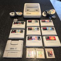 Nintendo Super NES Konsole mit 2 Controllern und Spielen