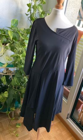 Merveilleuse robe noire asymétrique du designer 3322, t. S