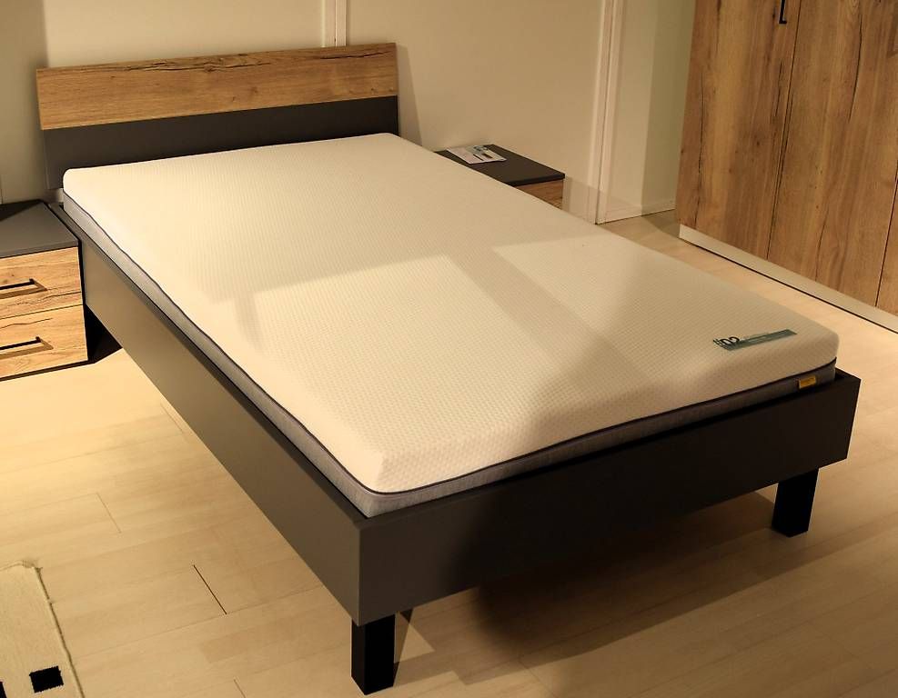 Letti: Home Studio Bett + Nachttisch ab Ausstellung – Usato da Urtenen-Schönbühl venduto da wohnstudio_haller 1