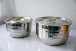 Neuwertig! 2er Set Edelstahl Schüsseln mit Deckel, zur Küche