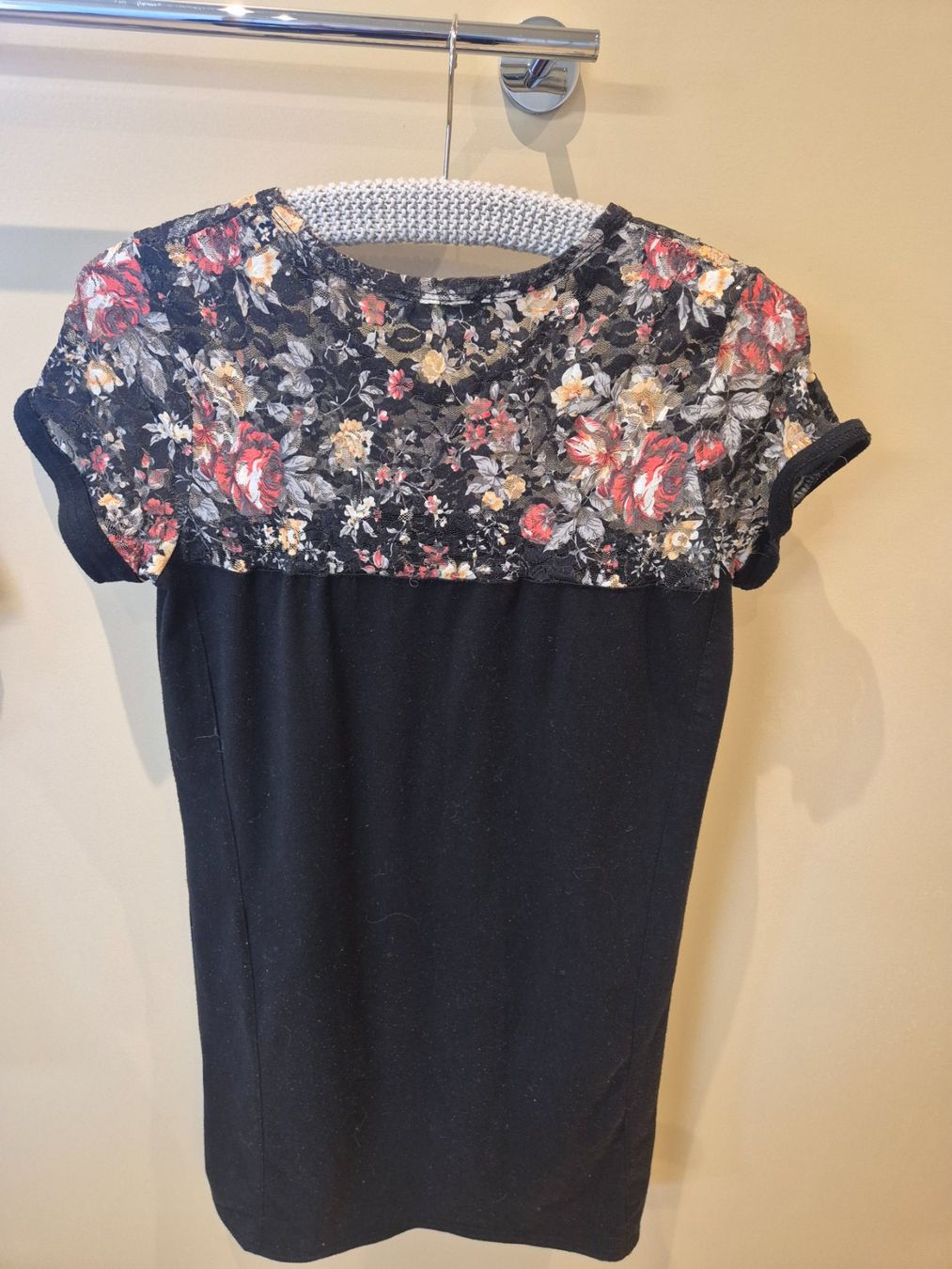 Kleider: Vert de Rage Kleid schwarz mit Blumen, Grösse S – Gebraucht aus Dietikon von grafad
