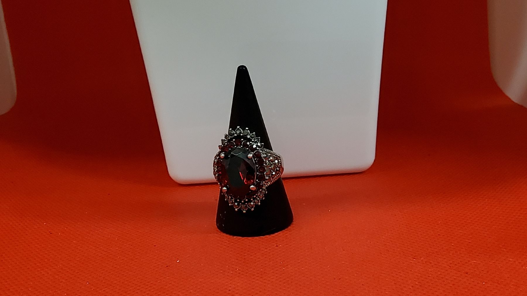 Anelli: Vintage Ring mit Granat und Silber, Durchmesser 15mm – Nuovo (secondo la descrizione) da Herisau venduto da Nluanalucas