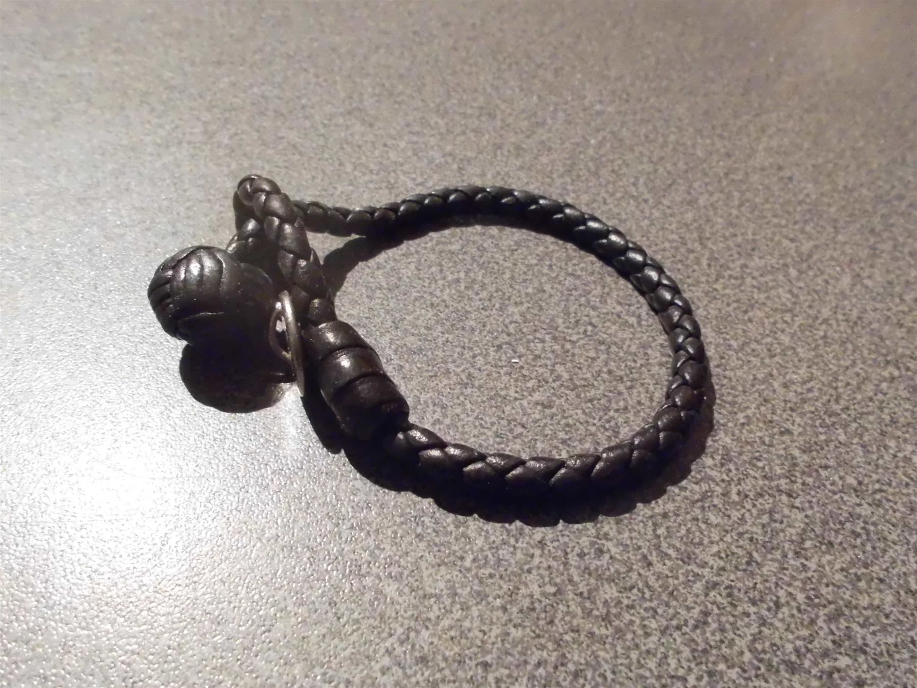 Bracciali & Braccialetti: Armband schwarz, Verschluss mit Knopf – Usato da Zürich venduto da abraxas1291