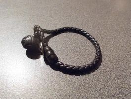 Armband schwarz, Verschluss mit Knopf