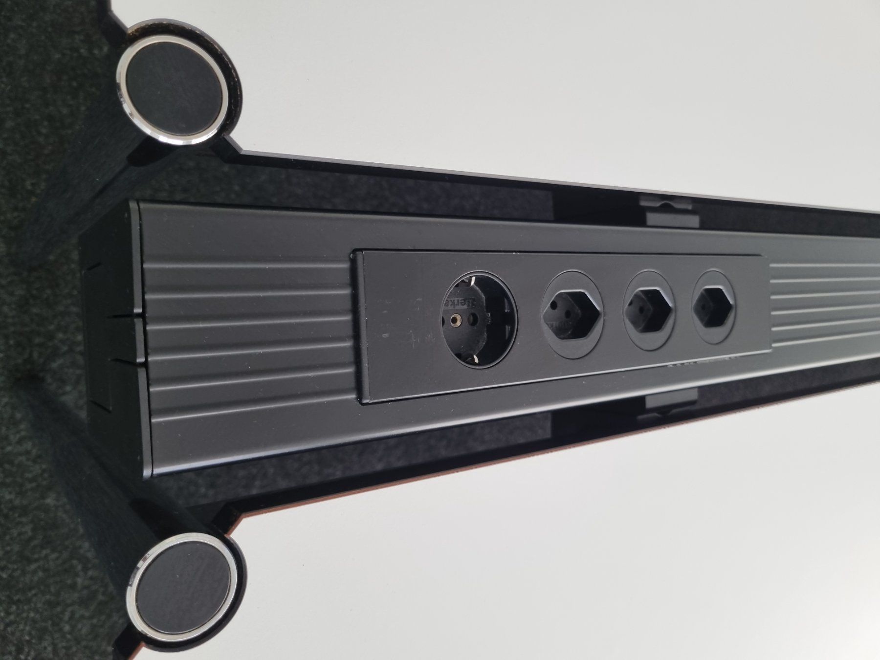 Altro Materiale elettrico: USM Kabelkanal mit integrierter USM Steckerleiste 4 Stecker – Usato da Affoltern am Albis venduto da Zapro 1